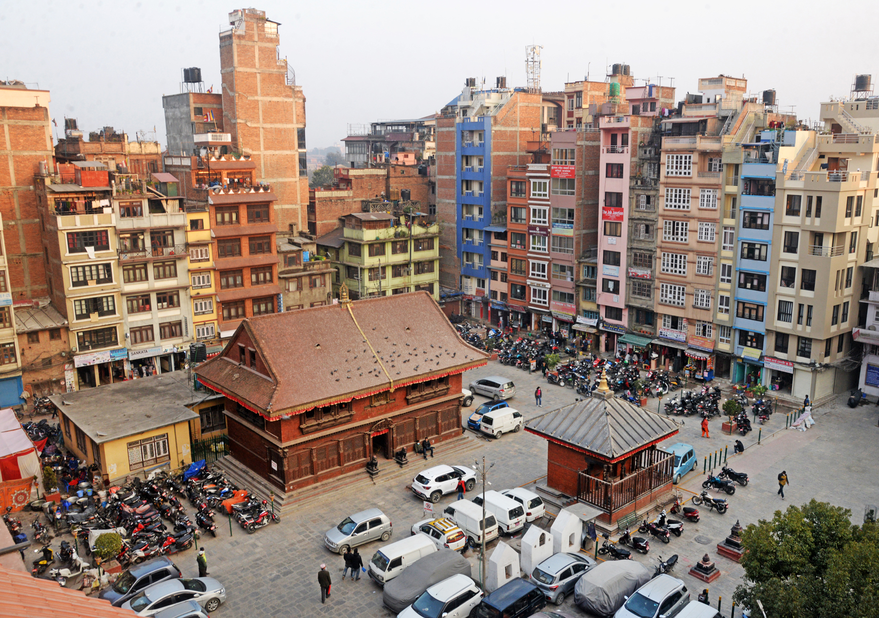 जताततै पार्किङ, अस्तव्यस्त काठमाडाैंका सडक (फोटो फिचर)